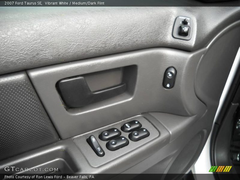 Vibrant White / Medium/Dark Flint 2007 Ford Taurus SE