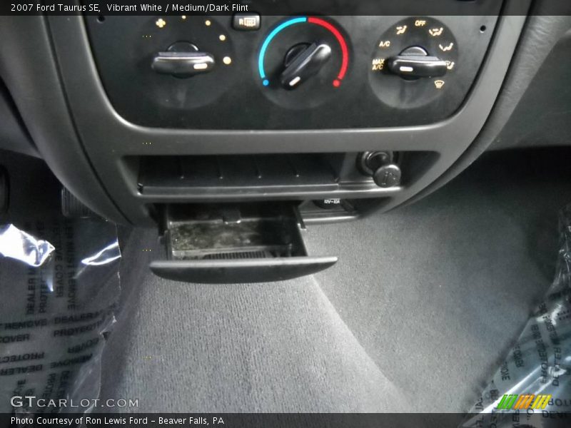 Vibrant White / Medium/Dark Flint 2007 Ford Taurus SE