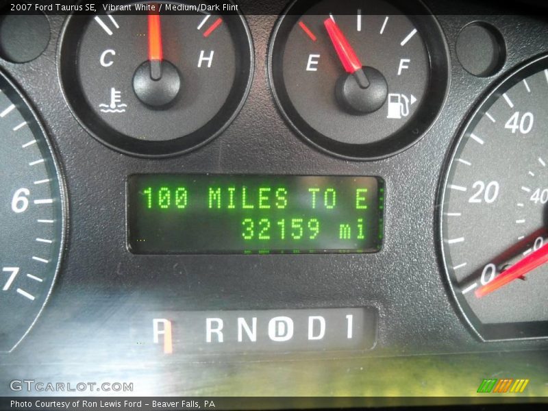 Vibrant White / Medium/Dark Flint 2007 Ford Taurus SE