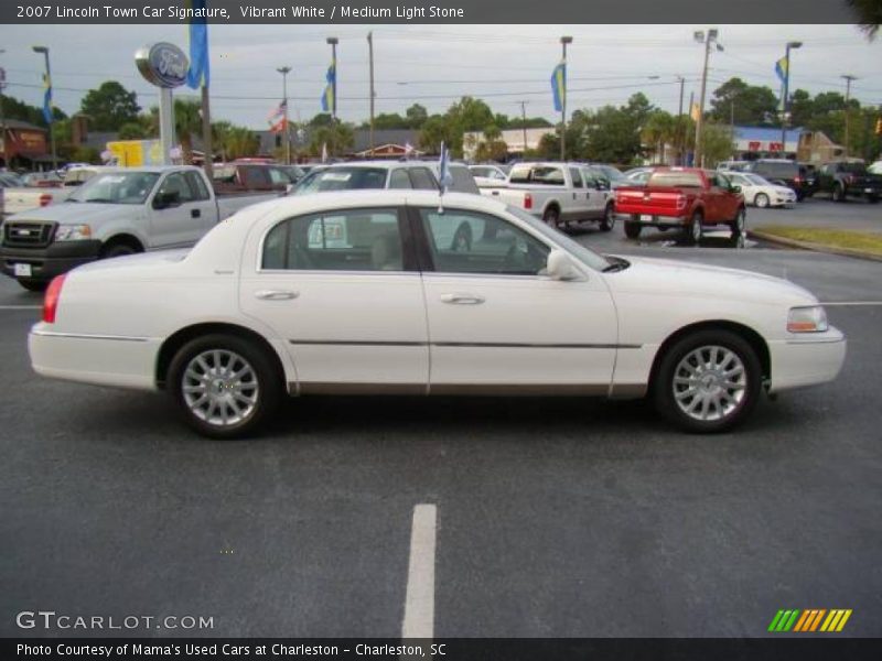 Vibrant White / Medium Light Stone 2007 Lincoln Town Car Signature