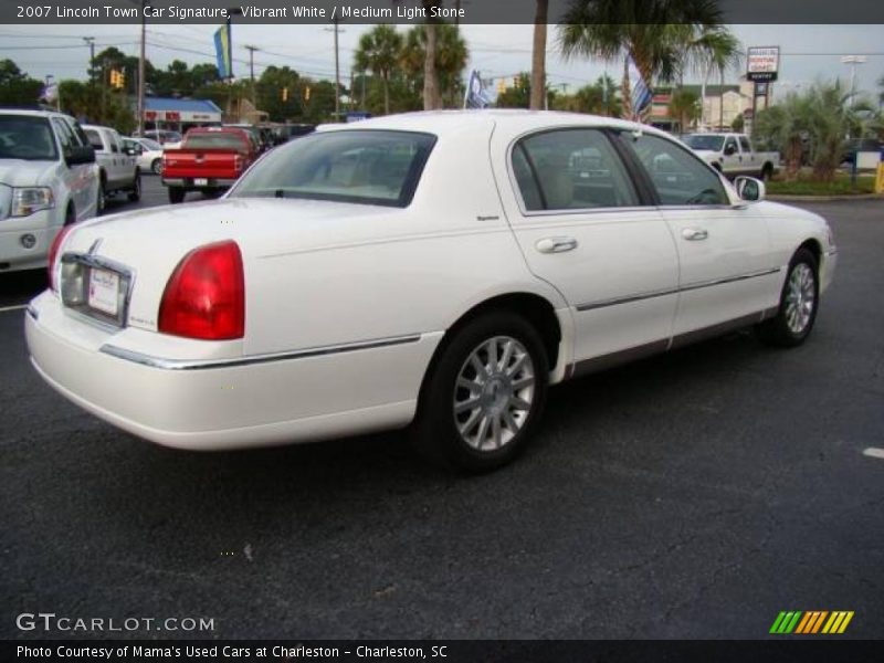 Vibrant White / Medium Light Stone 2007 Lincoln Town Car Signature