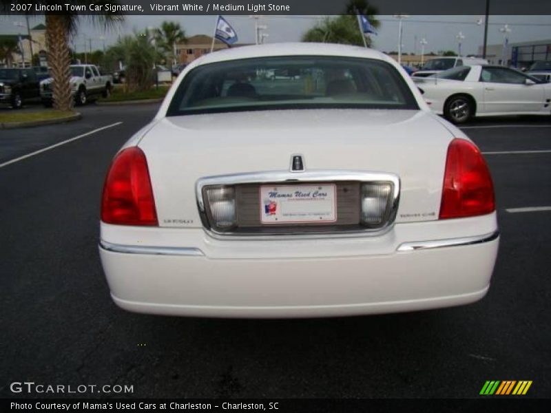 Vibrant White / Medium Light Stone 2007 Lincoln Town Car Signature