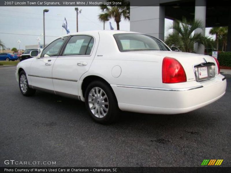 Vibrant White / Medium Light Stone 2007 Lincoln Town Car Signature