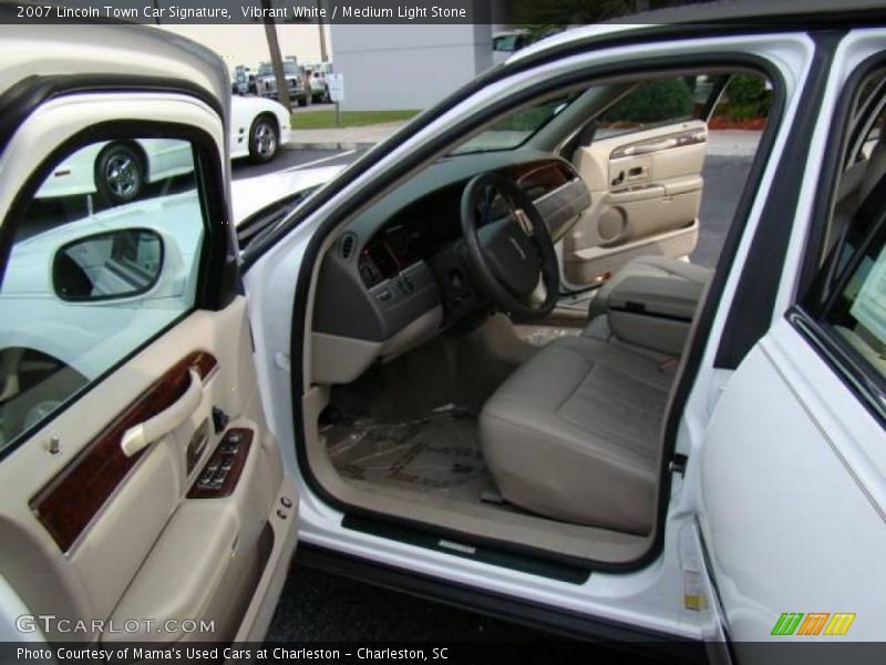 Vibrant White / Medium Light Stone 2007 Lincoln Town Car Signature
