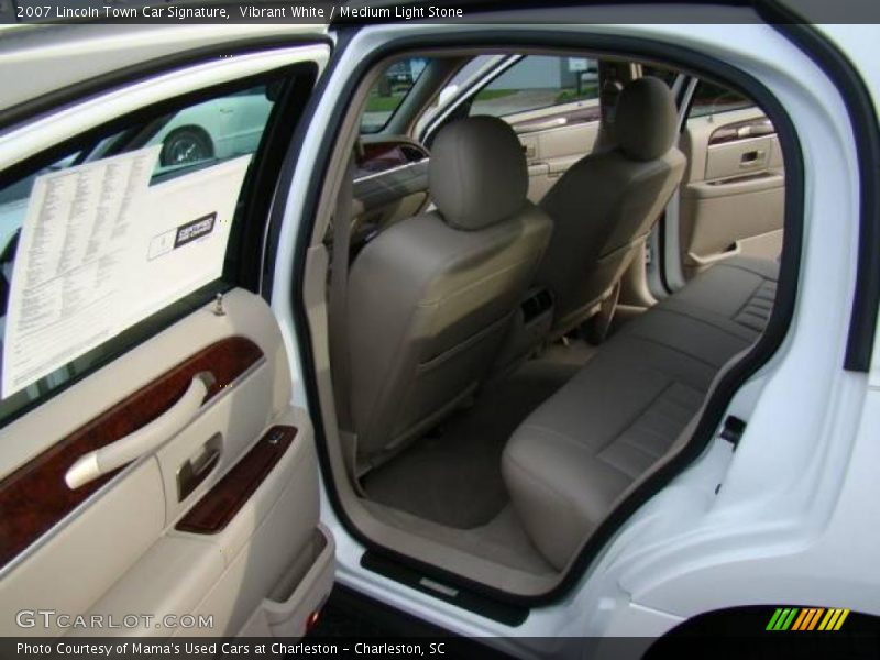 Vibrant White / Medium Light Stone 2007 Lincoln Town Car Signature