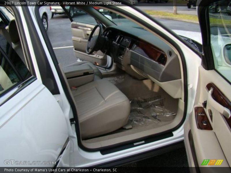 Vibrant White / Medium Light Stone 2007 Lincoln Town Car Signature