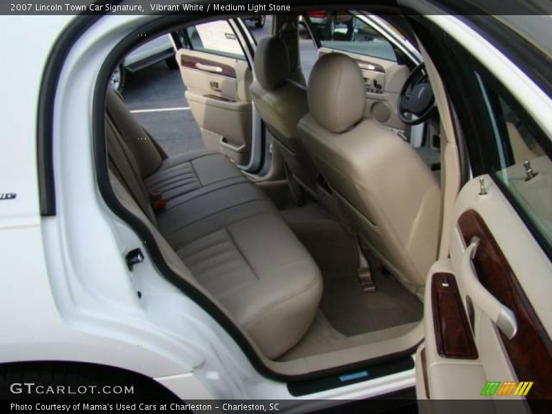 Vibrant White / Medium Light Stone 2007 Lincoln Town Car Signature