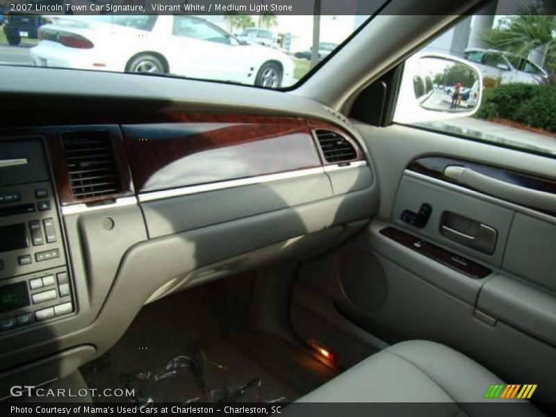Vibrant White / Medium Light Stone 2007 Lincoln Town Car Signature