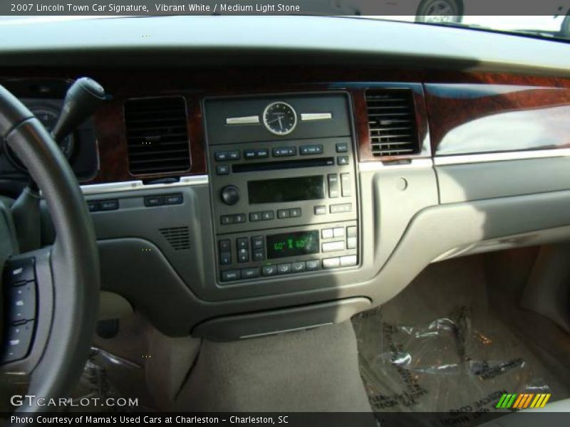 Vibrant White / Medium Light Stone 2007 Lincoln Town Car Signature