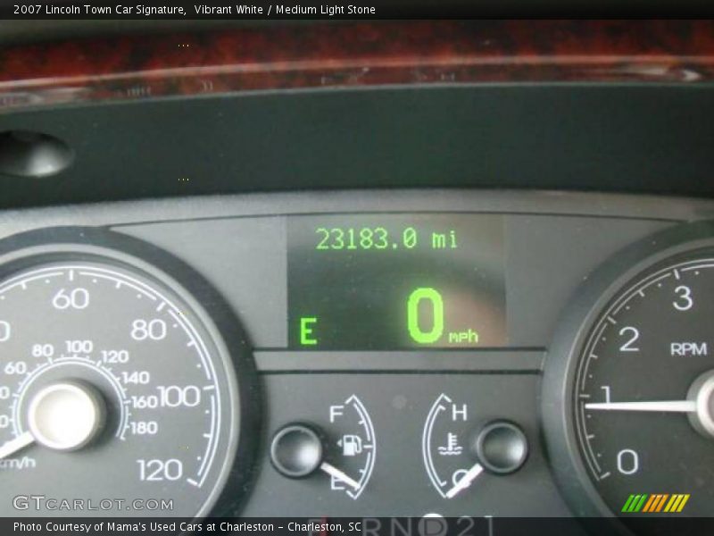 Vibrant White / Medium Light Stone 2007 Lincoln Town Car Signature