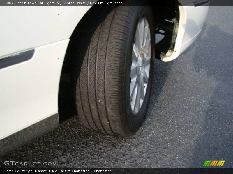Vibrant White / Medium Light Stone 2007 Lincoln Town Car Signature