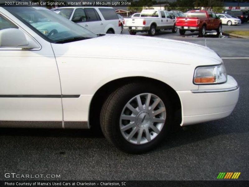 Vibrant White / Medium Light Stone 2007 Lincoln Town Car Signature