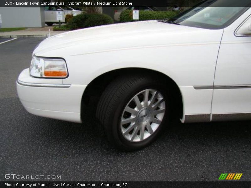 Vibrant White / Medium Light Stone 2007 Lincoln Town Car Signature