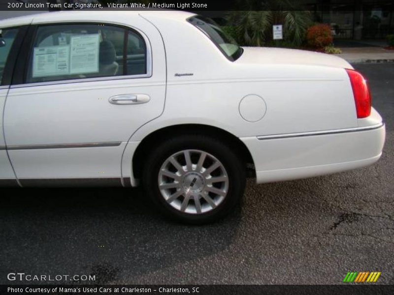 Vibrant White / Medium Light Stone 2007 Lincoln Town Car Signature