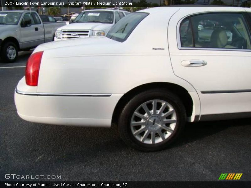 Vibrant White / Medium Light Stone 2007 Lincoln Town Car Signature