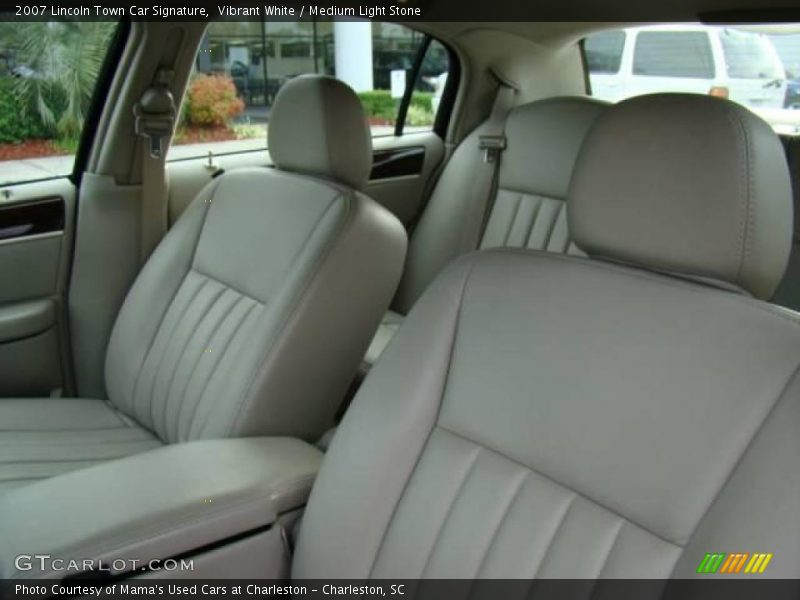Vibrant White / Medium Light Stone 2007 Lincoln Town Car Signature