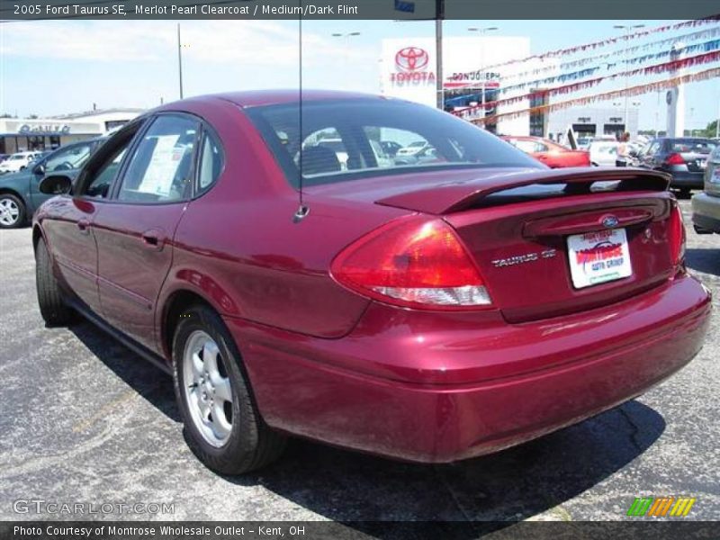 Merlot Pearl Clearcoat / Medium/Dark Flint 2005 Ford Taurus SE
