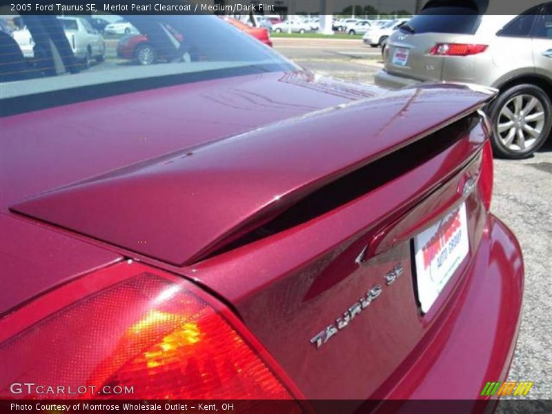 Merlot Pearl Clearcoat / Medium/Dark Flint 2005 Ford Taurus SE