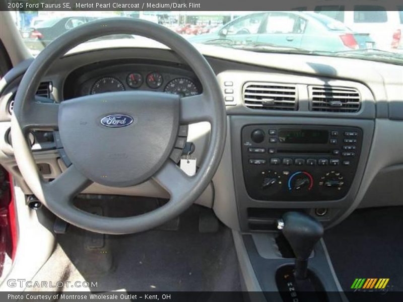 Merlot Pearl Clearcoat / Medium/Dark Flint 2005 Ford Taurus SE