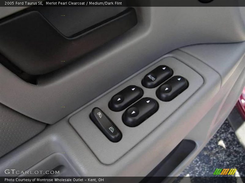 Merlot Pearl Clearcoat / Medium/Dark Flint 2005 Ford Taurus SE