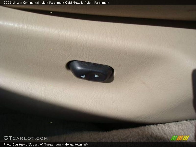 Light Parchment Gold Metallic / Light Parchment 2001 Lincoln Continental