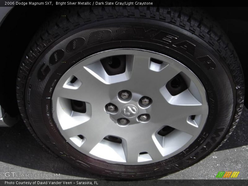 Bright Silver Metallic / Dark Slate Gray/Light Graystone 2006 Dodge Magnum SXT