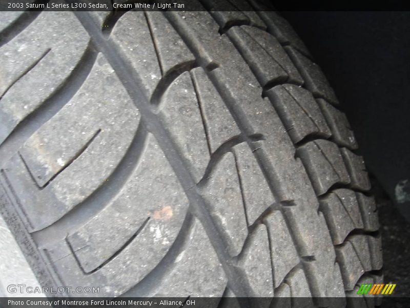 Cream White / Light Tan 2003 Saturn L Series L300 Sedan