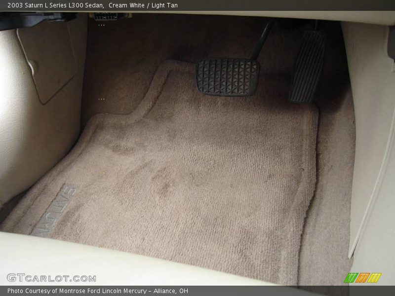 Cream White / Light Tan 2003 Saturn L Series L300 Sedan