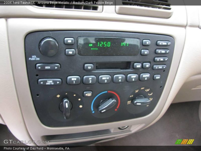 Arizona Beige Metallic / Medium/Dark Pebble Beige 2006 Ford Taurus SE
