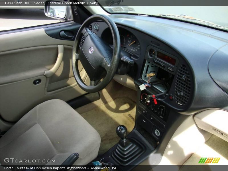 Scarabe Green Metallic / Ivory 1994 Saab 900 S Sedan