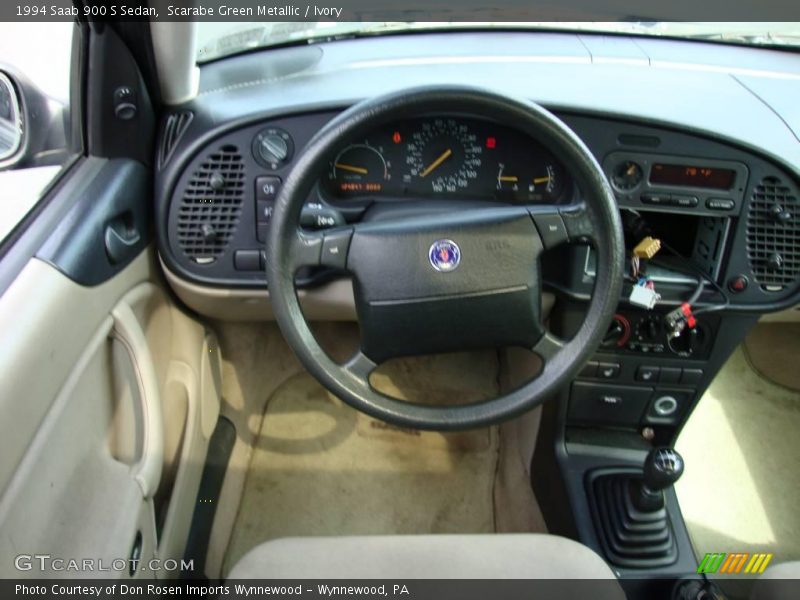 Scarabe Green Metallic / Ivory 1994 Saab 900 S Sedan