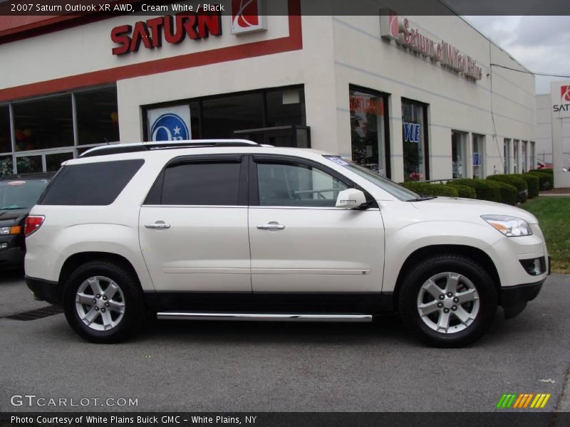 Cream White / Black 2007 Saturn Outlook XR AWD