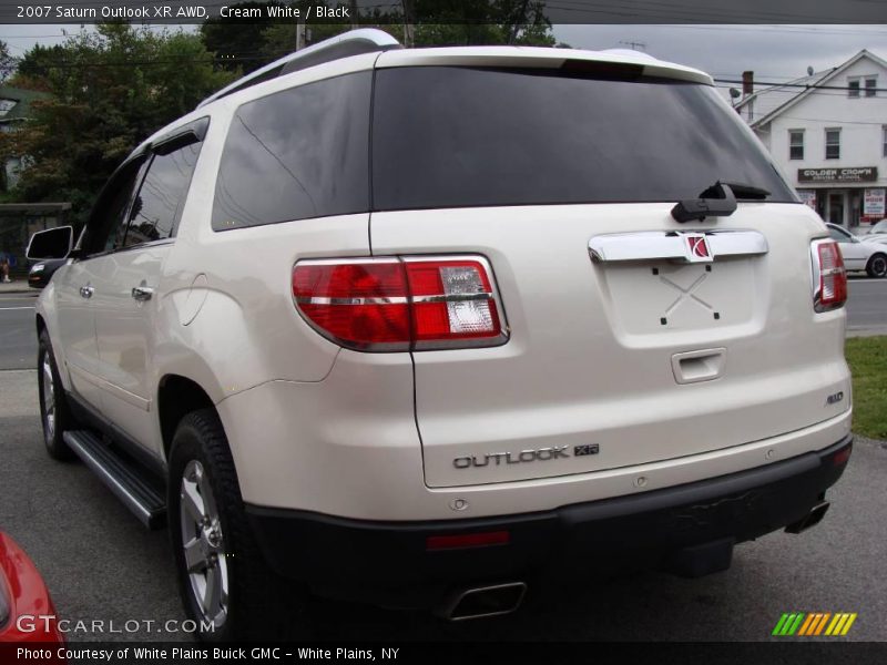 Cream White / Black 2007 Saturn Outlook XR AWD