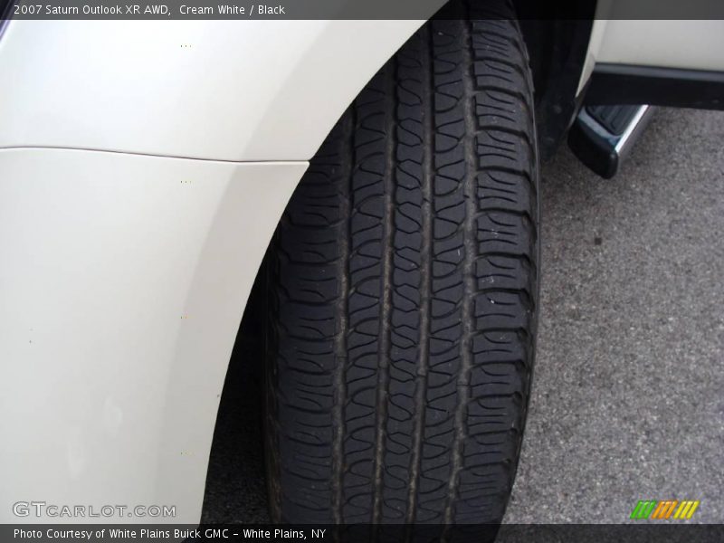 Cream White / Black 2007 Saturn Outlook XR AWD