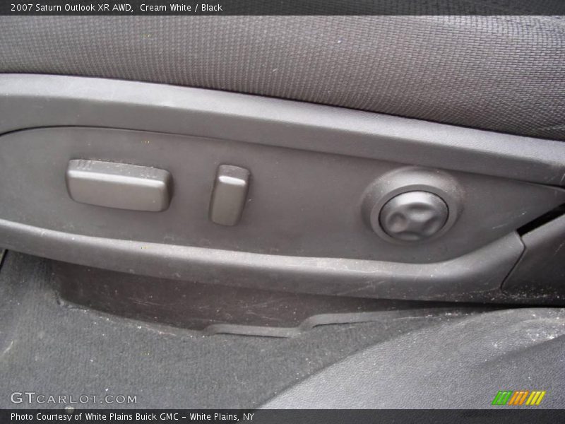 Cream White / Black 2007 Saturn Outlook XR AWD