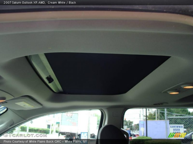 Cream White / Black 2007 Saturn Outlook XR AWD