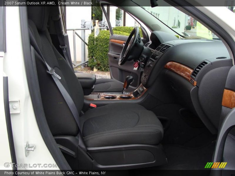 Cream White / Black 2007 Saturn Outlook XR AWD