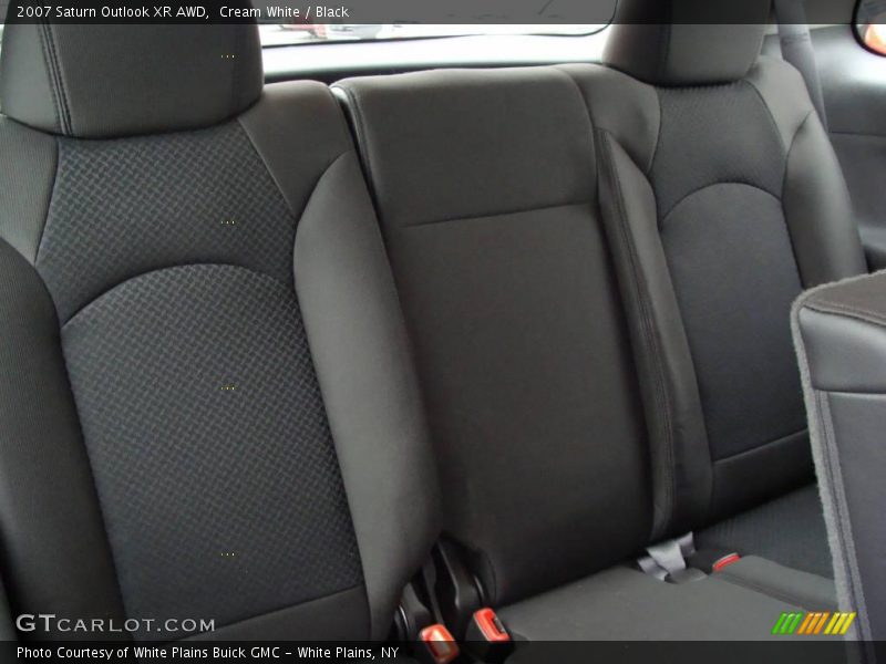 Cream White / Black 2007 Saturn Outlook XR AWD