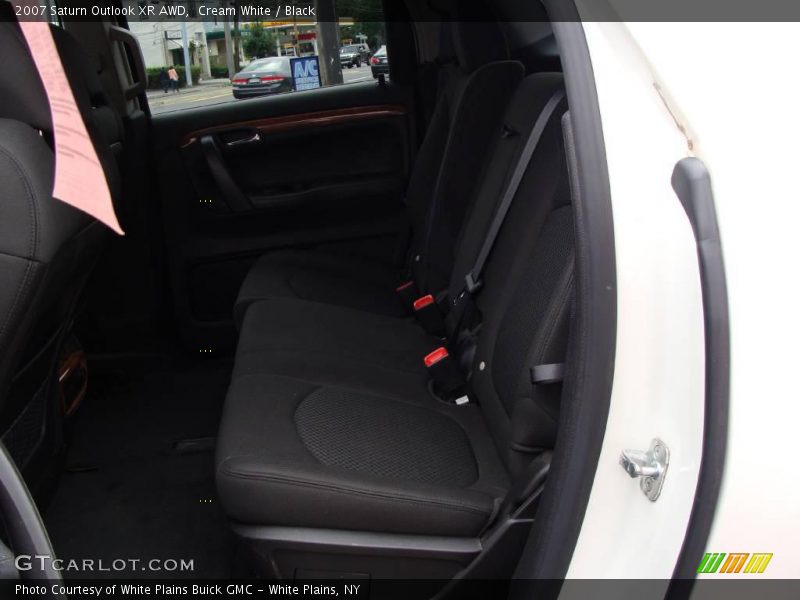 Cream White / Black 2007 Saturn Outlook XR AWD