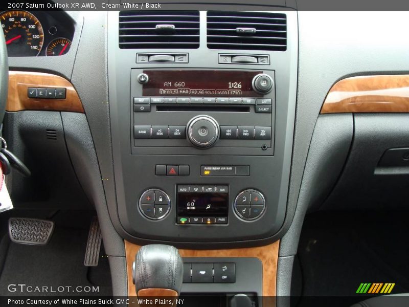 Cream White / Black 2007 Saturn Outlook XR AWD