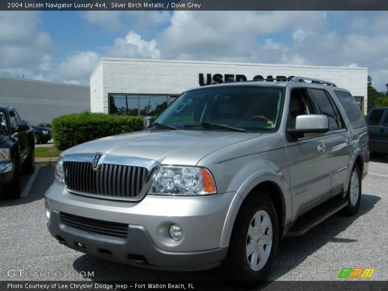 Front 3/4 View of 2004 Navigator Luxury 4x4