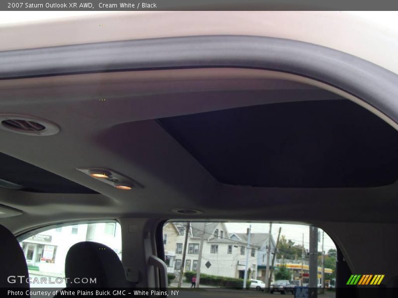 Cream White / Black 2007 Saturn Outlook XR AWD