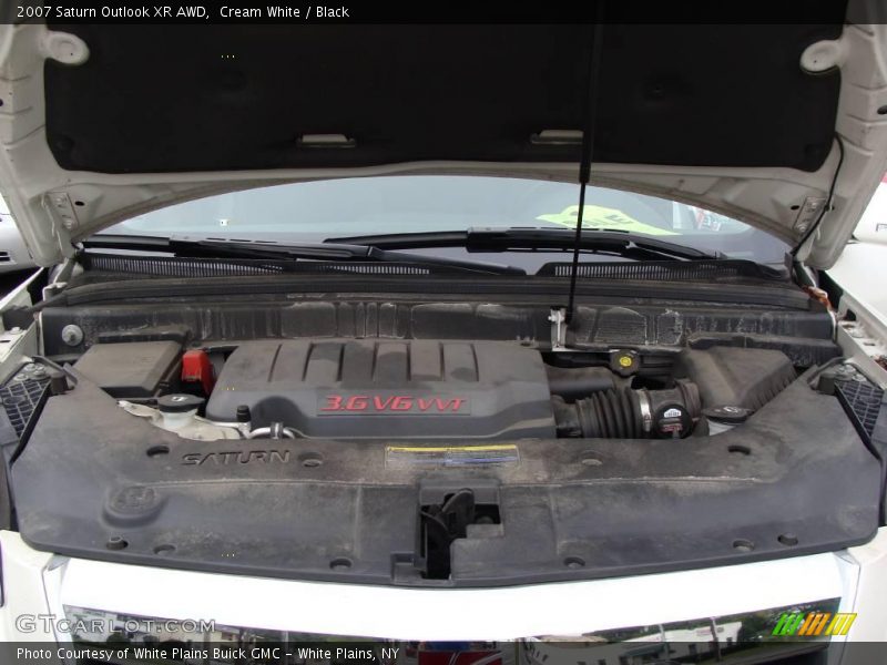 Cream White / Black 2007 Saturn Outlook XR AWD