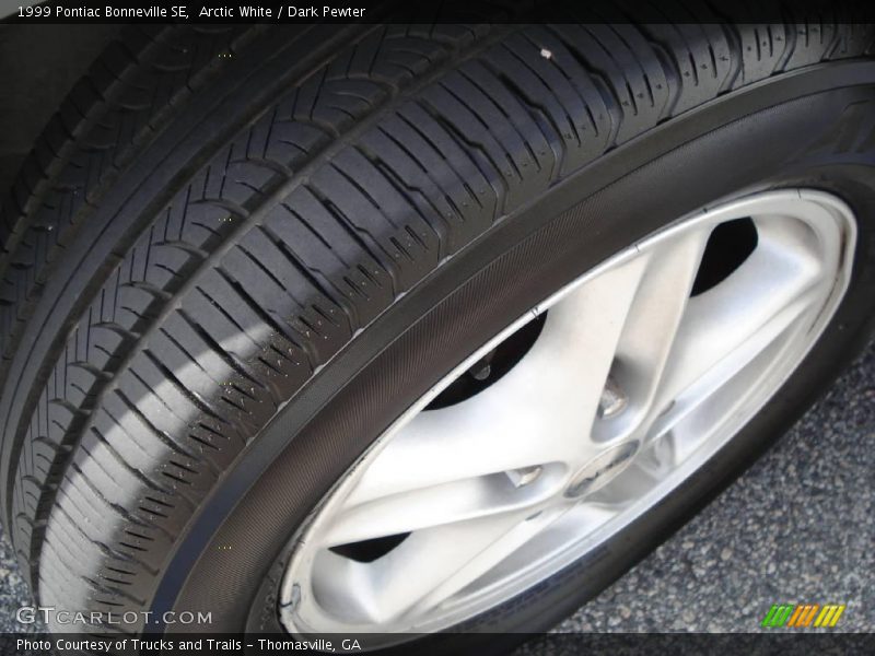 Arctic White / Dark Pewter 1999 Pontiac Bonneville SE