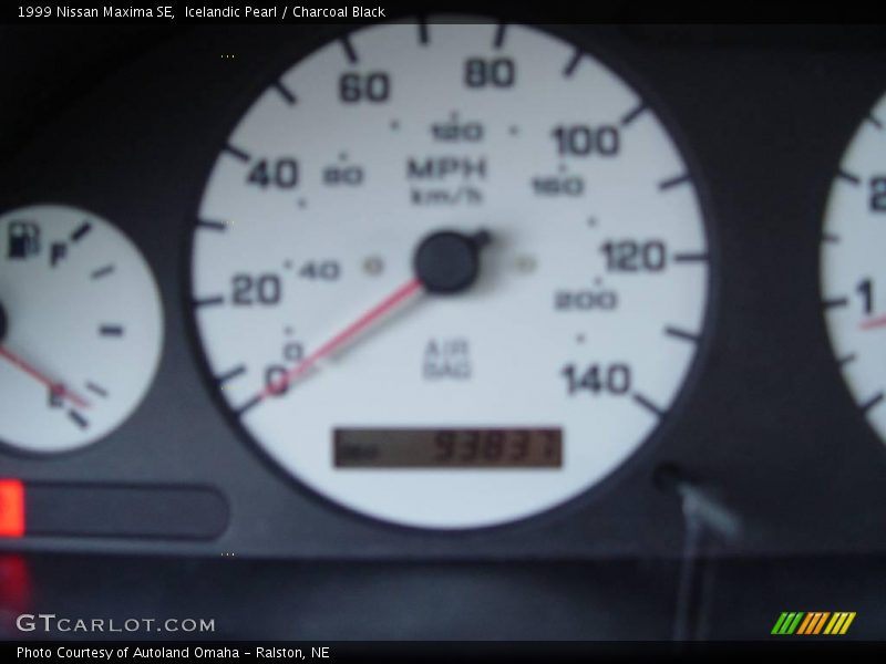 Icelandic Pearl / Charcoal Black 1999 Nissan Maxima SE