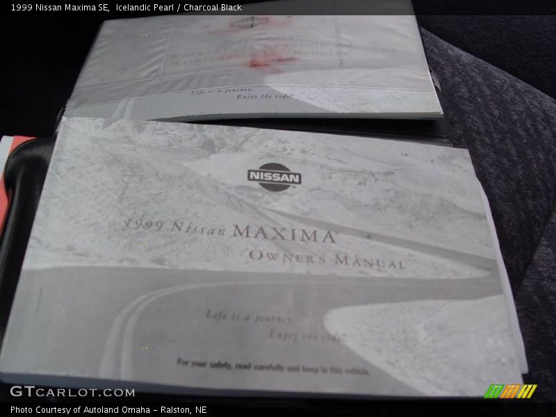 Icelandic Pearl / Charcoal Black 1999 Nissan Maxima SE