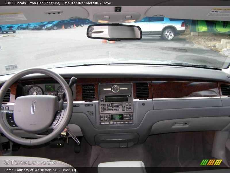 Satellite Silver Metallic / Dove 2007 Lincoln Town Car Signature