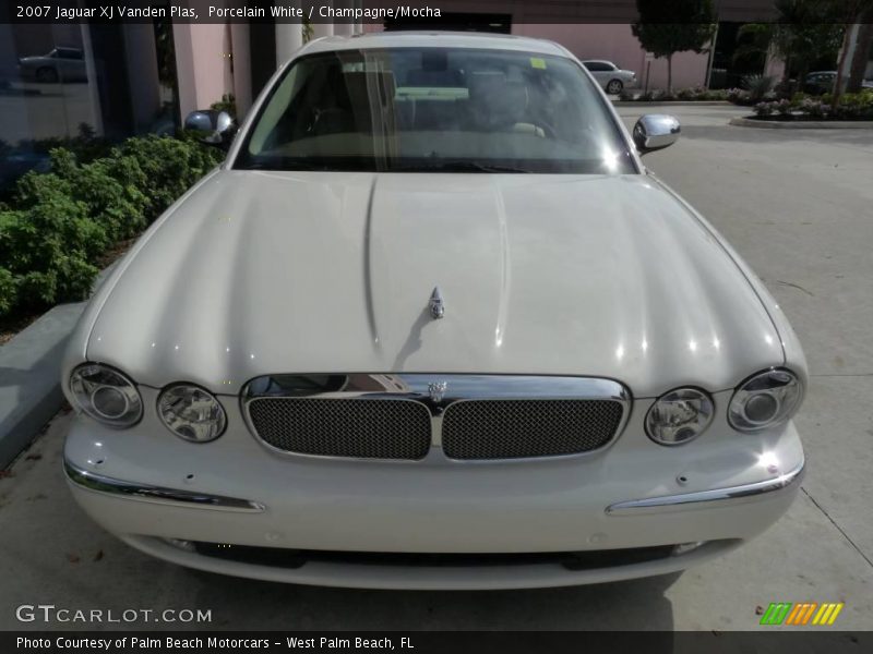 Porcelain White / Champagne/Mocha 2007 Jaguar XJ Vanden Plas