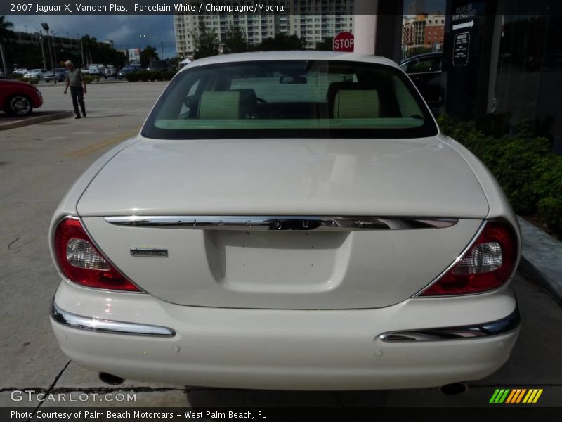 Porcelain White / Champagne/Mocha 2007 Jaguar XJ Vanden Plas