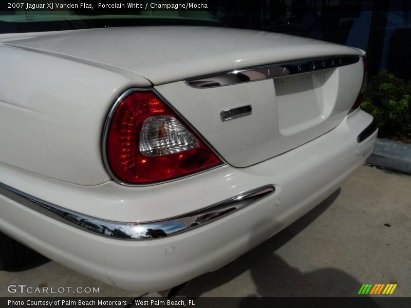 Porcelain White / Champagne/Mocha 2007 Jaguar XJ Vanden Plas